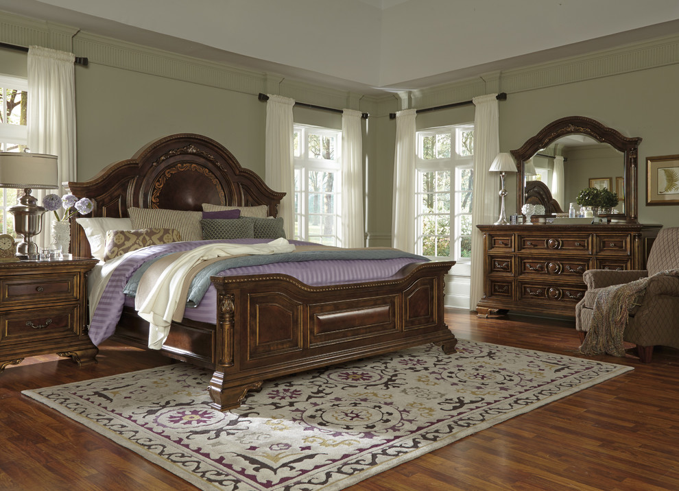 Foto de dormitorio principal clásico sin chimenea con paredes beige, suelo de madera en tonos medios y suelo marrón