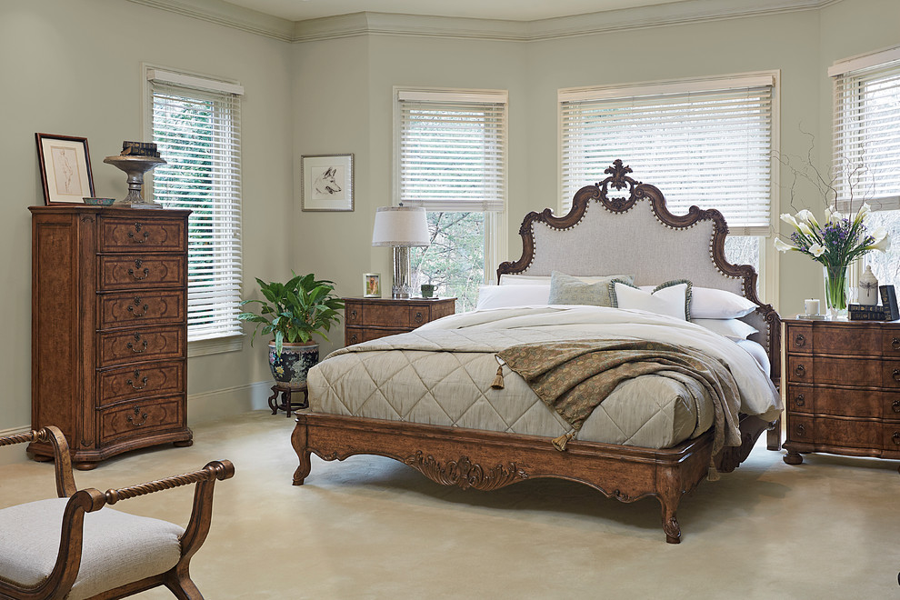 Свежая идея для дизайна: хозяйская спальня среднего размера в классическом стиле с бежевыми стенами, полом из ламината и коричневым полом без камина - отличное фото интерьера