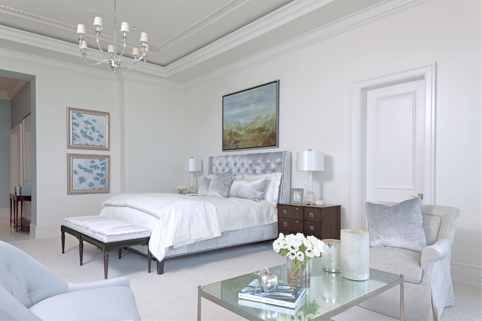 マイアミにある広いコンテンポラリースタイルのおしゃれな主寝室 (白い壁、カーペット敷き) のレイアウト