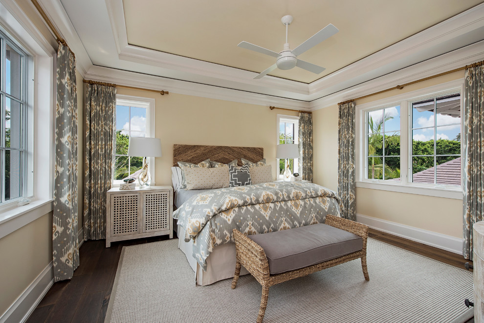 Ejemplo de habitación de invitados marinera grande con paredes beige y suelo de madera oscura