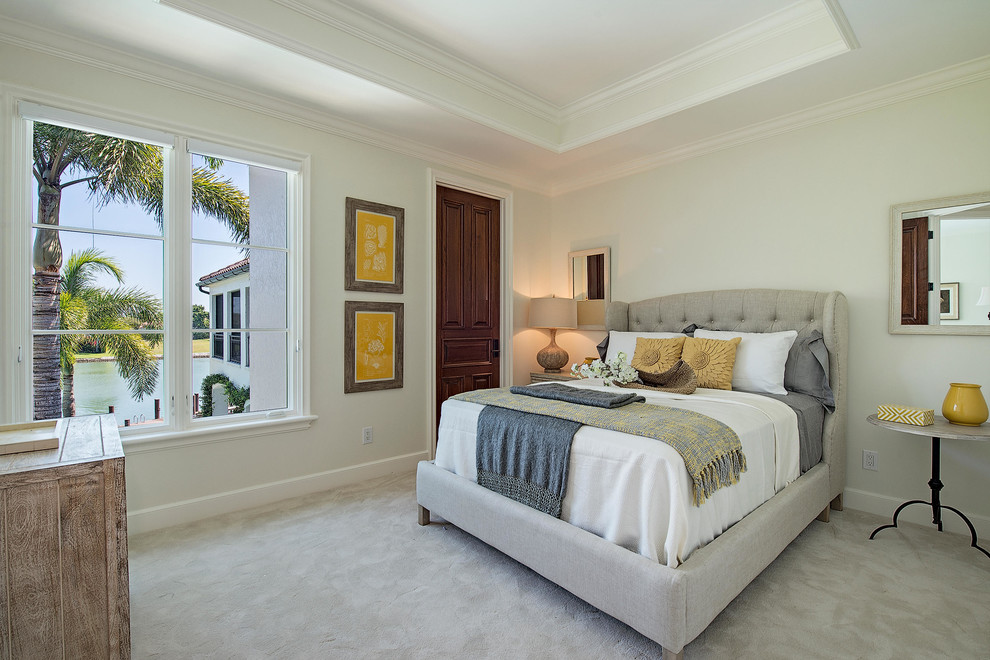 Idée de décoration pour une chambre avec moquette tradition de taille moyenne avec un mur blanc.
