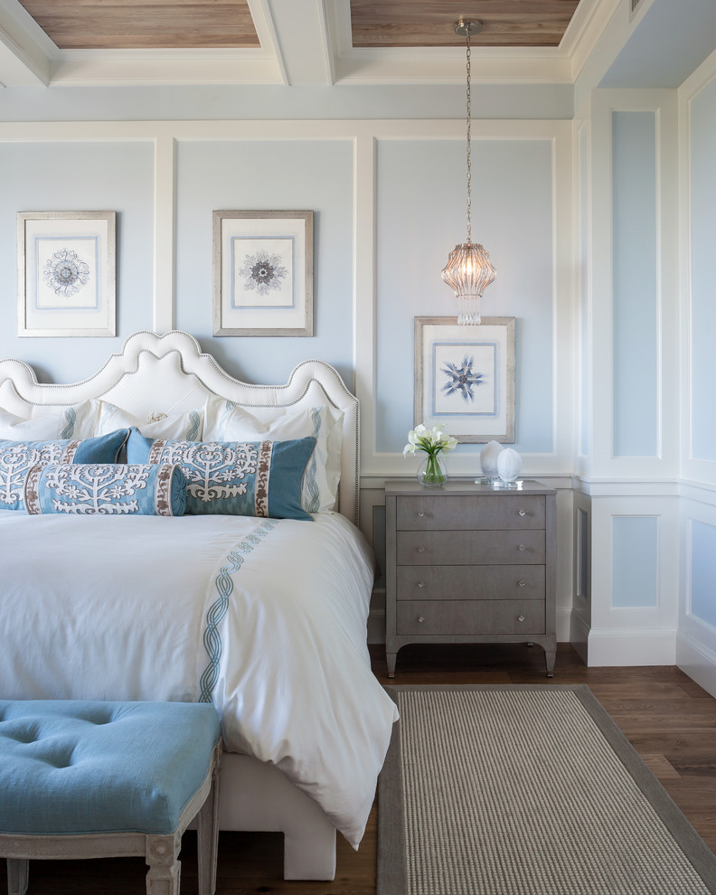 Свежая идея для дизайна: большая хозяйская спальня в стиле неоклассика (современная классика) с синими стенами и паркетным полом среднего тона - отличное фото интерьера