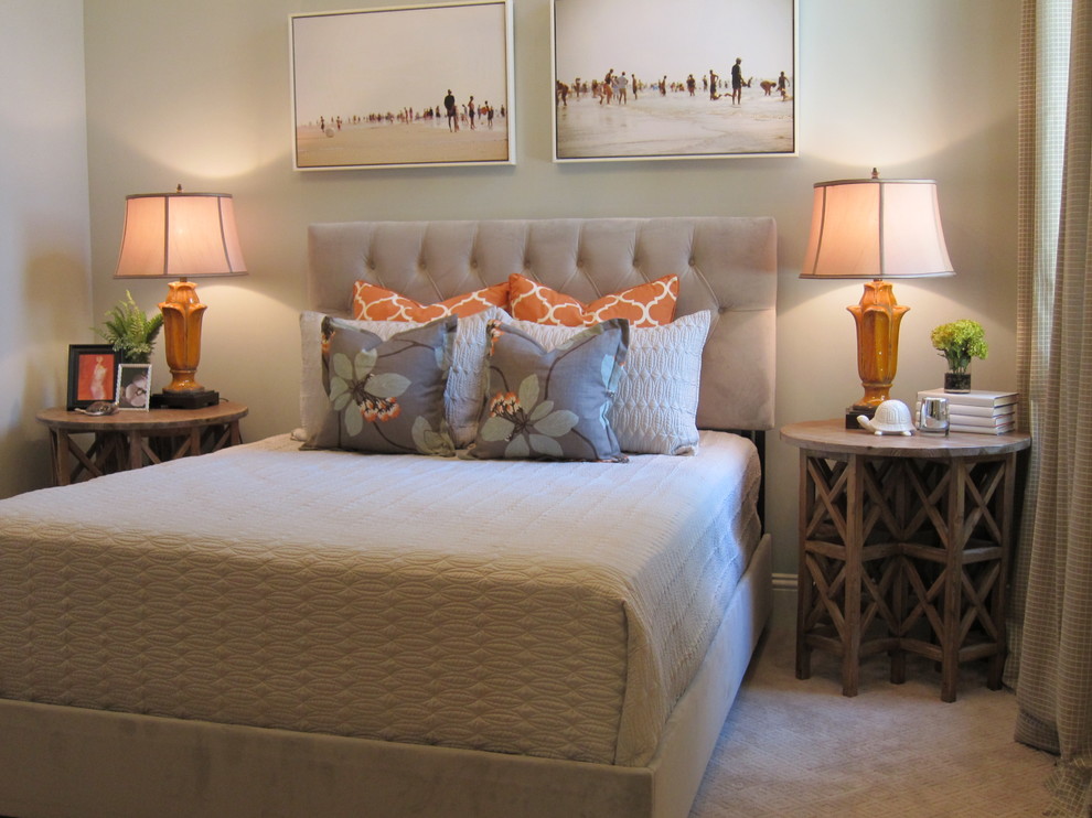 他の地域にあるトラディショナルスタイルのおしゃれな寝室 (白い壁、カーペット敷き) のレイアウト