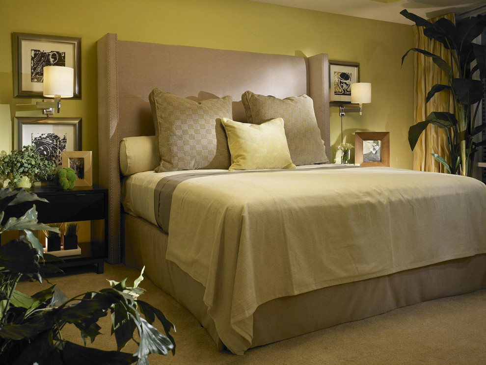 Свежая идея для дизайна: маленькая гостевая спальня (комната для гостей) в стиле неоклассика (современная классика) с желтыми стенами для на участке и в саду - отличное фото интерьера
