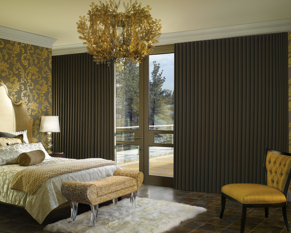 Diseño de dormitorio principal clásico grande con paredes multicolor, suelo de baldosas de porcelana, chimenea lineal y suelo gris