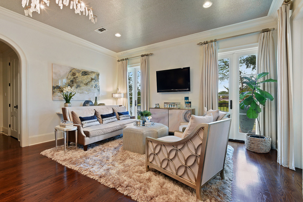 Imagen de dormitorio principal clásico renovado grande con paredes blancas, suelo de madera en tonos medios, suelo marrón, papel pintado y papel pintado