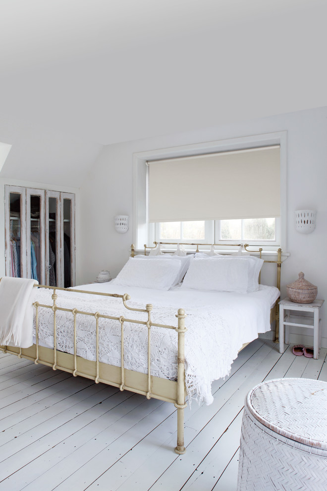 Idéer för att renovera ett minimalistiskt sovrum, med vita väggar och målat trägolv