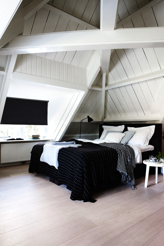 Skandinavisches Schlafzimmer im Dachboden mit hellem Holzboden in Sonstige