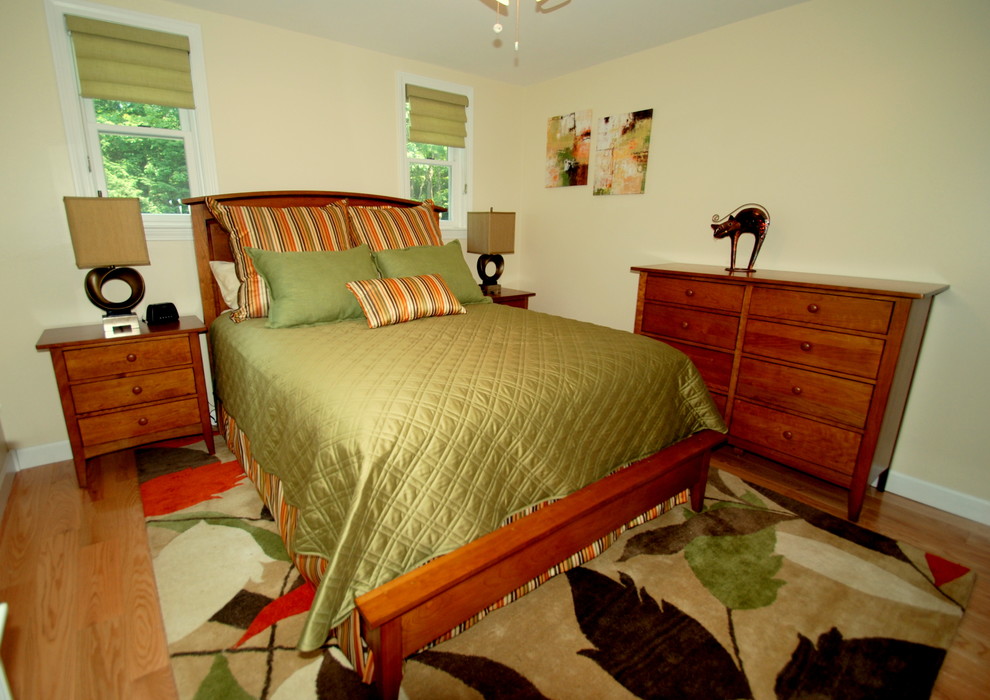 Imagen de dormitorio principal tradicional renovado pequeño con paredes beige y suelo de madera clara