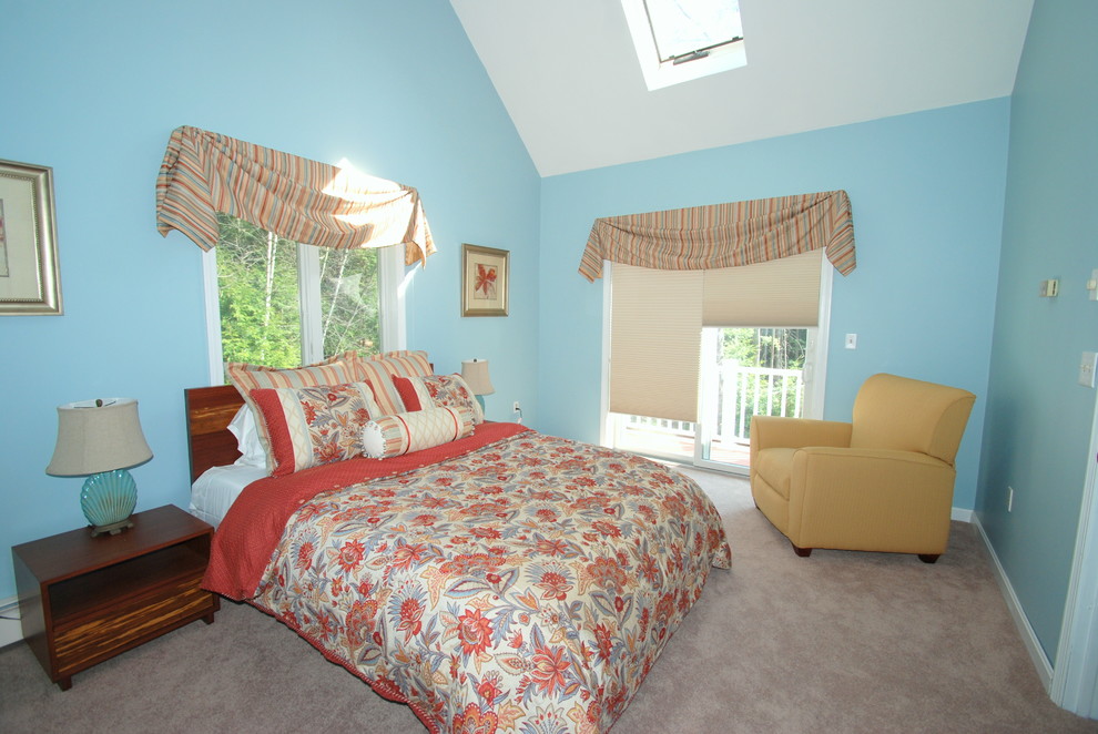 Foto de dormitorio principal tradicional renovado de tamaño medio con paredes azules y moqueta