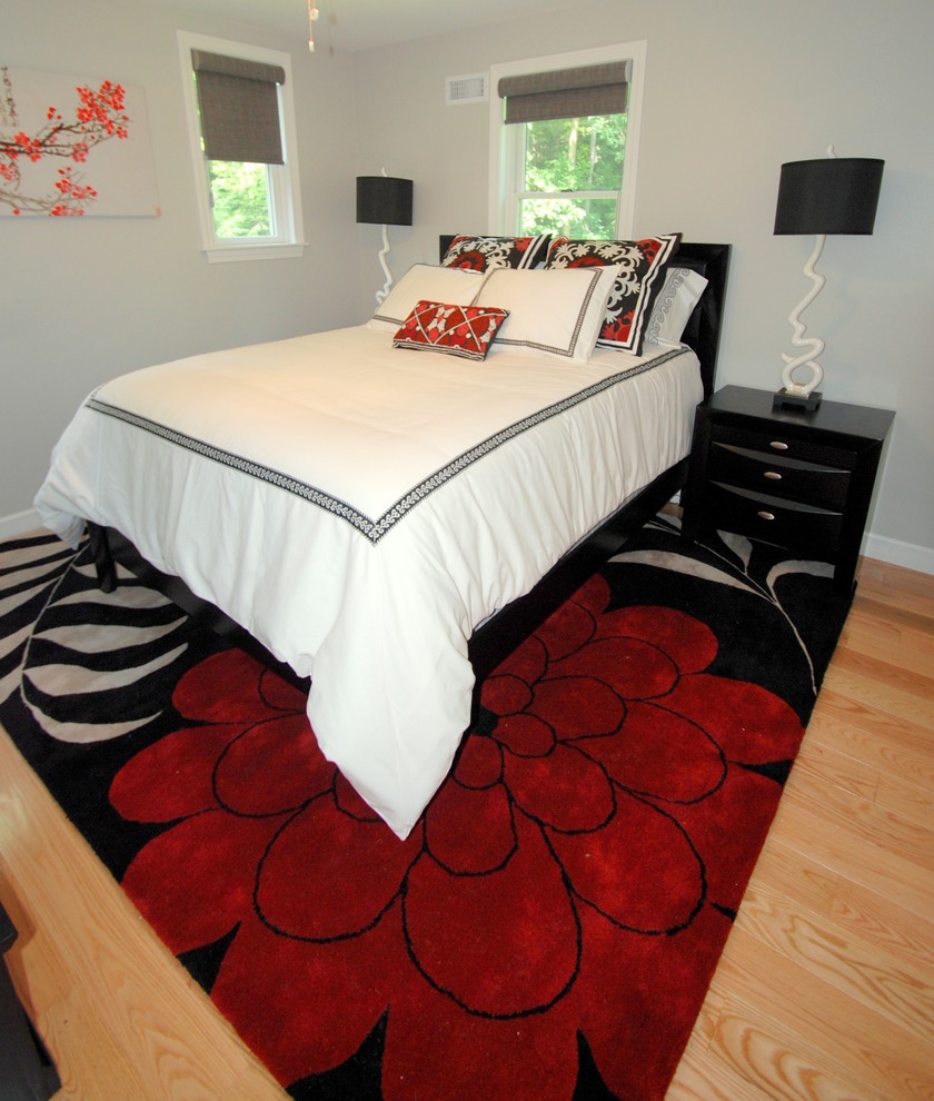 Imagen de habitación de invitados clásica renovada pequeña con suelo de madera clara y paredes grises