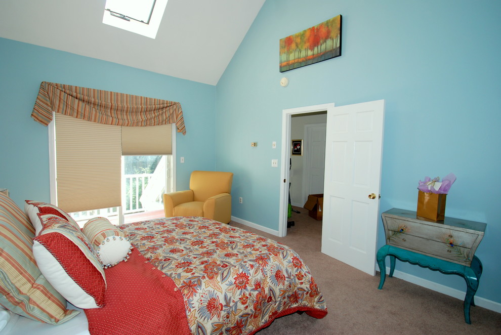Cette image montre une très grande chambre traditionnelle avec un mur bleu.