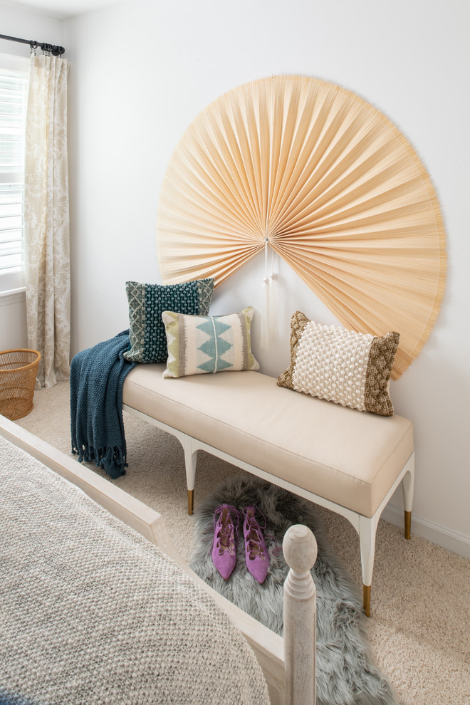 Imagen de habitación de invitados de tamaño medio con paredes blancas, moqueta y suelo beige
