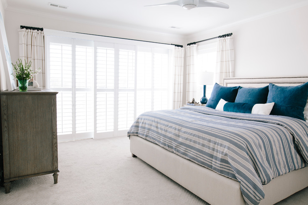Ejemplo de dormitorio principal de tamaño medio con paredes blancas, moqueta y suelo beige
