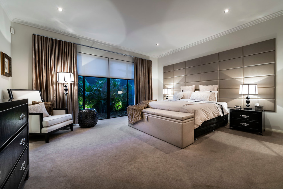 Großes Modernes Schlafzimmer mit weißer Wandfarbe und Teppichboden in Perth