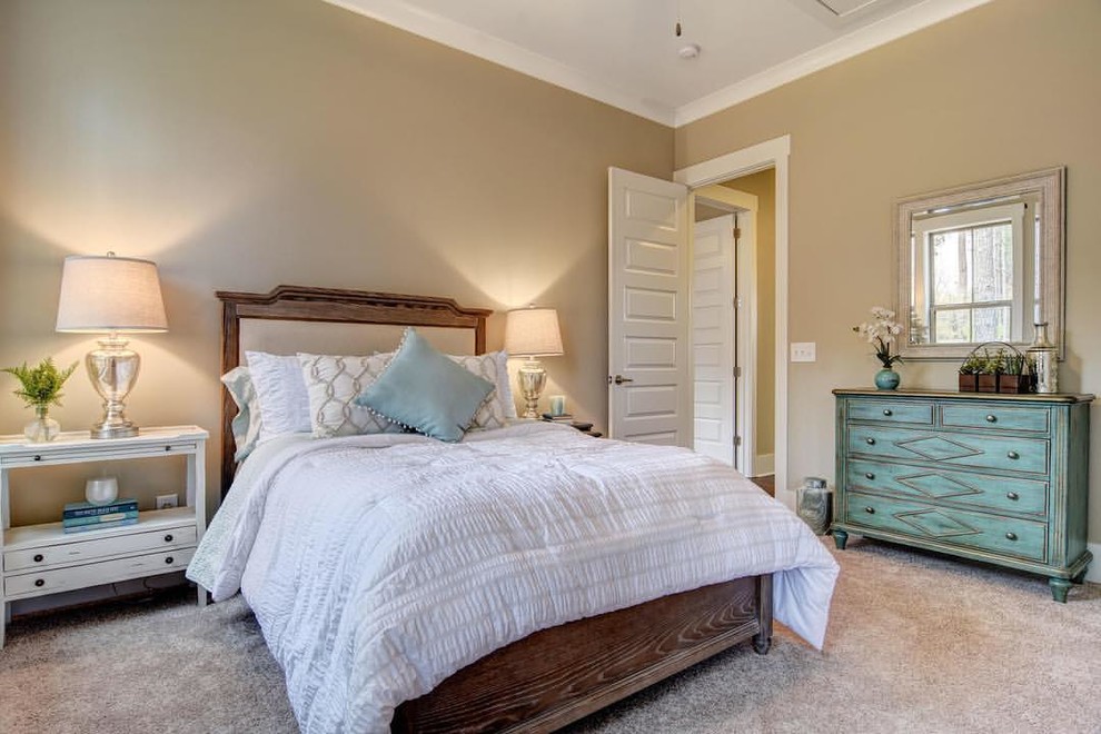Modelo de habitación de invitados pequeña sin chimenea con paredes beige, moqueta y suelo blanco