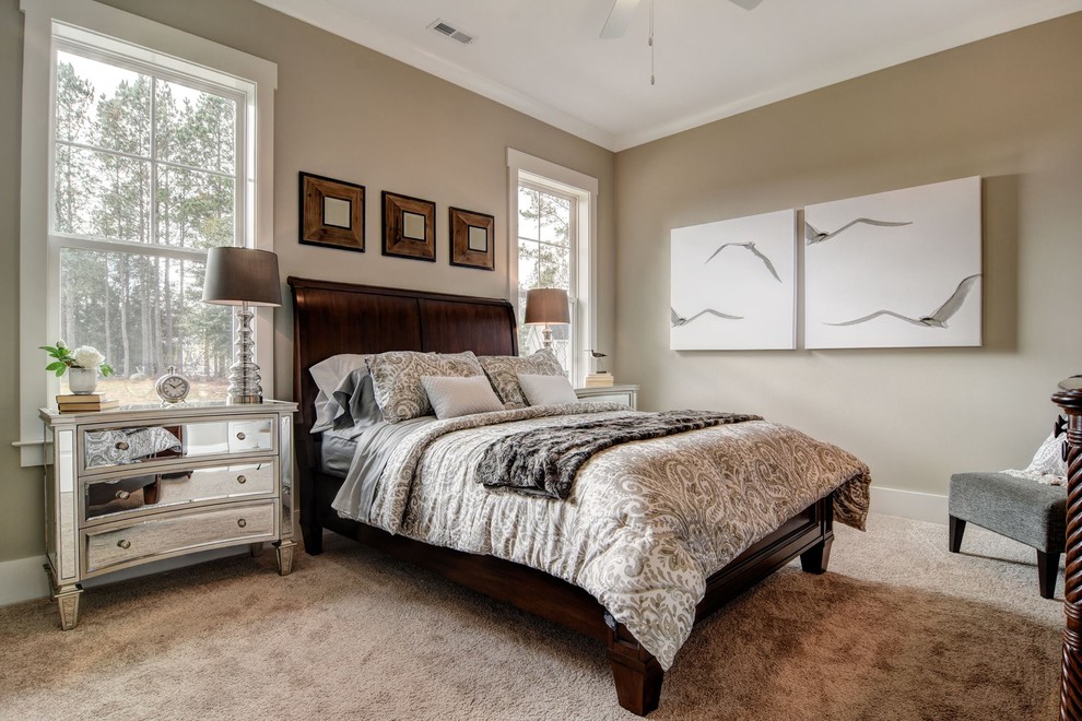 Kleines Hauptschlafzimmer ohne Kamin mit beiger Wandfarbe, Teppichboden und weißem Boden in Sonstige