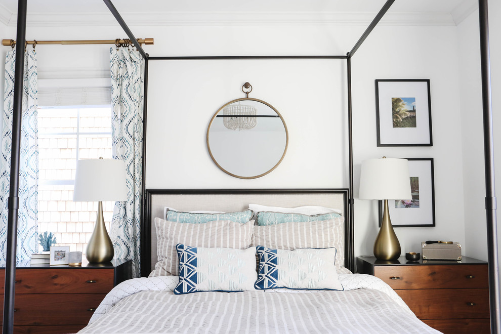 Imagen de habitación de invitados pequeña sin chimenea con paredes blancas, moqueta y suelo beige