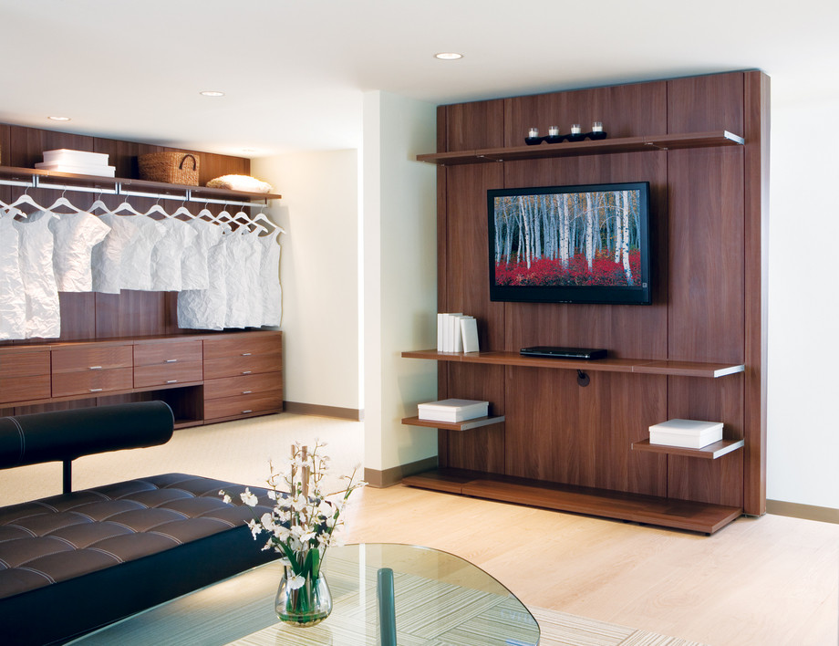 Großes Modernes Hauptschlafzimmer ohne Kamin mit weißer Wandfarbe und hellem Holzboden in Sacramento