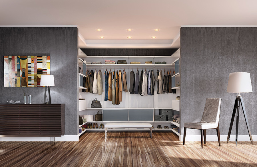 Mittelgroßes Modernes Hauptschlafzimmer mit grauer Wandfarbe und braunem Holzboden in Vancouver