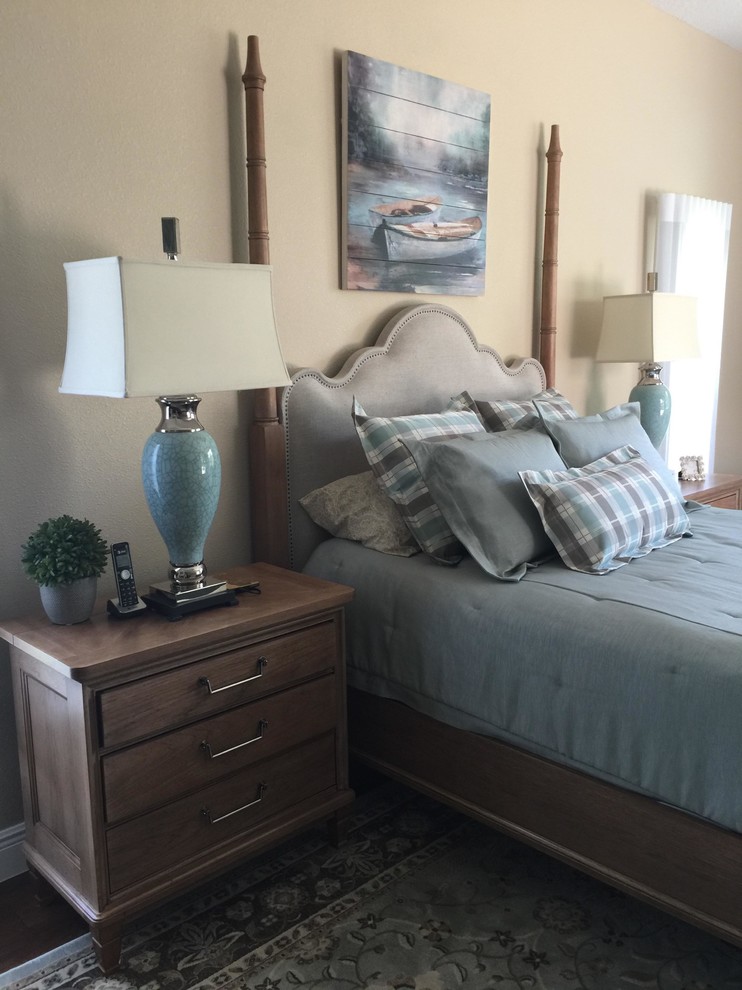 Ejemplo de dormitorio principal clásico de tamaño medio sin chimenea con paredes rosas, moqueta y suelo marrón