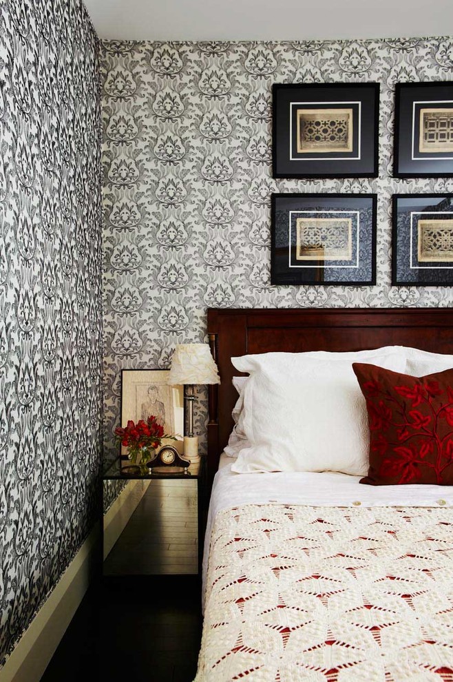 Diseño de dormitorio clásico renovado con paredes multicolor