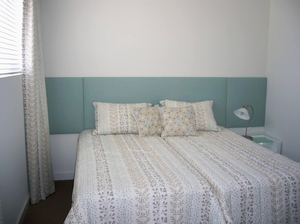 Идея дизайна: маленькая гостевая спальня (комната для гостей) в современном стиле с белыми стенами и ковровым покрытием для на участке и в саду