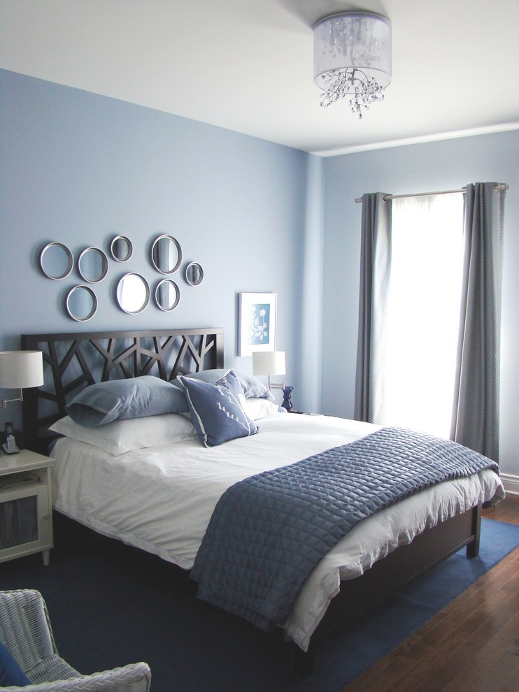 Идея дизайна: хозяйская спальня среднего размера в современном стиле с синими стенами, темным паркетным полом и коричневым полом