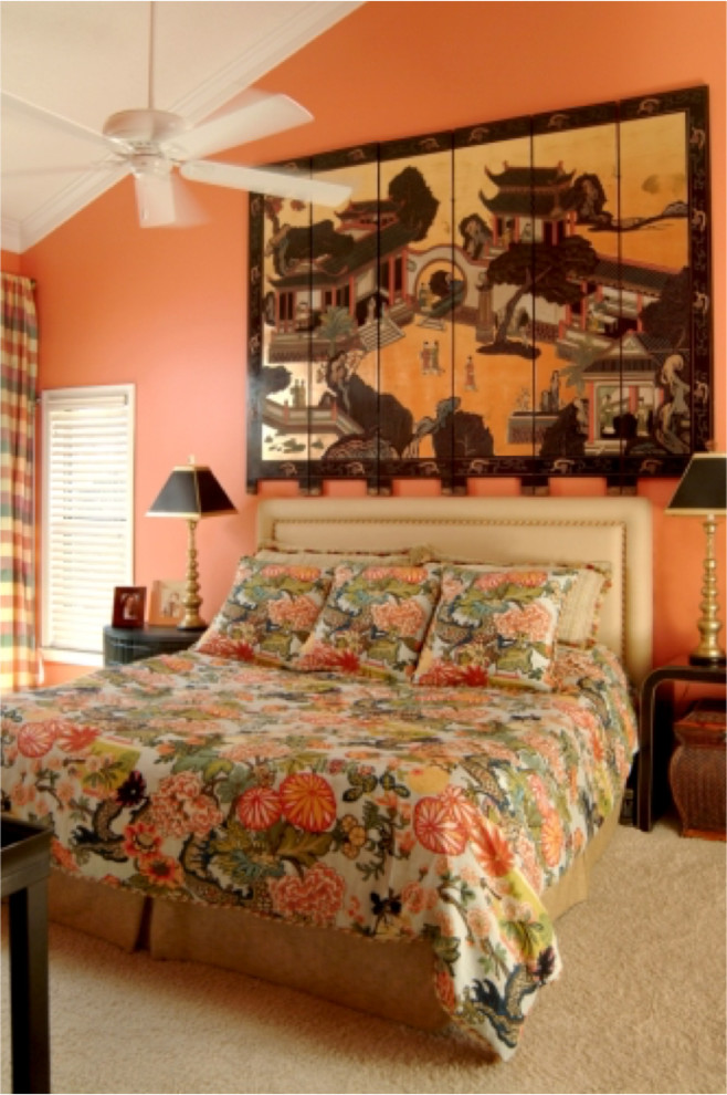 Immagine di una camera da letto eclettica di medie dimensioni con pareti arancioni, moquette e nessun camino