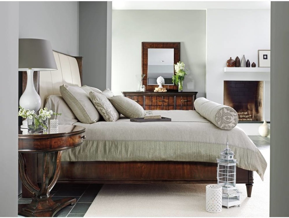 Стильный дизайн: большая спальня в стиле неоклассика (современная классика) с серыми стенами, полом из керамогранита и стандартным камином - последний тренд