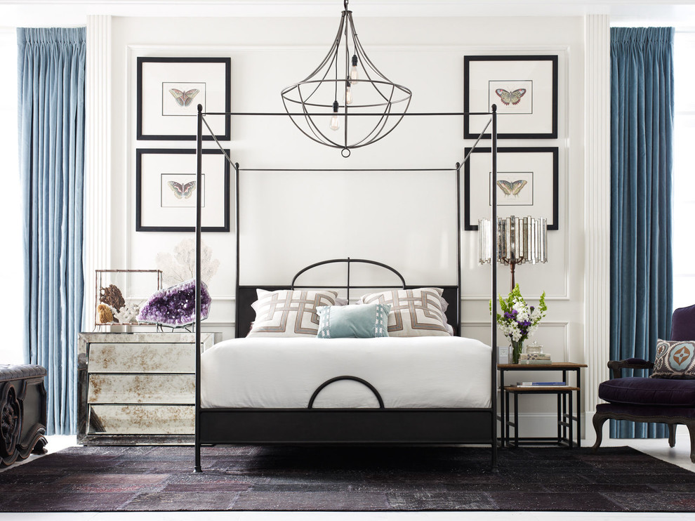 На фото: хозяйская спальня: освещение в стиле неоклассика (современная классика) с белыми стенами без камина с