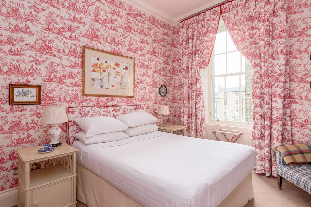 На фото: спальня в викторианском стиле с красными стенами, ковровым покрытием и бежевым полом с