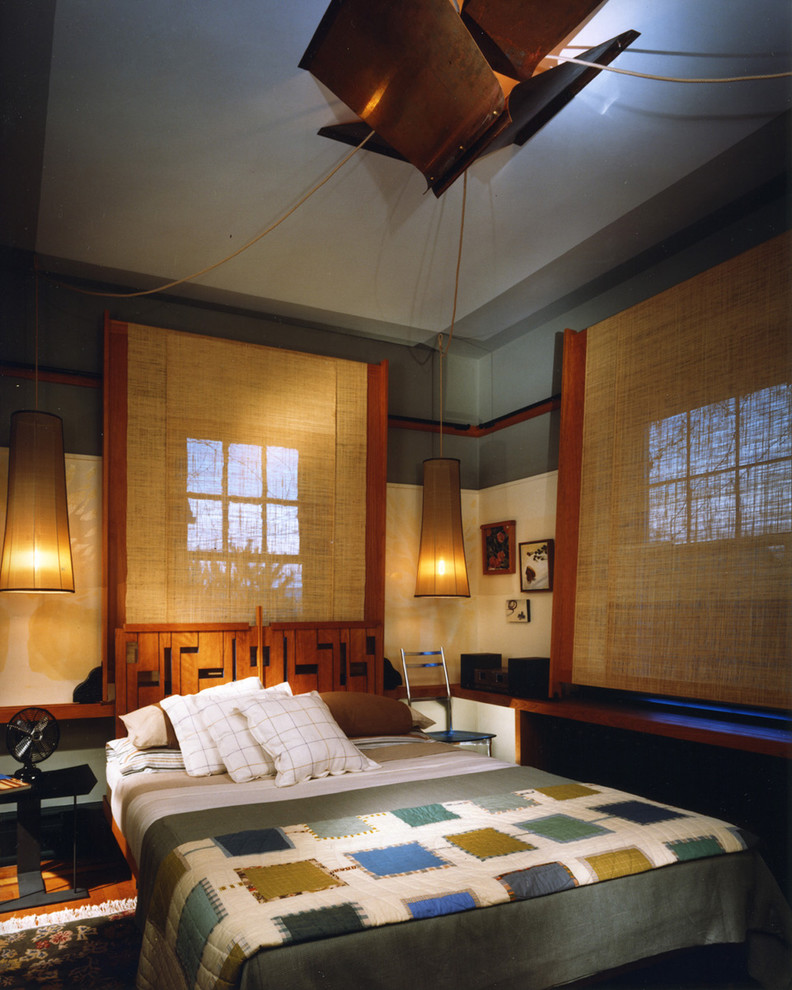 Идея дизайна: спальня в стиле фьюжн с серыми стенами