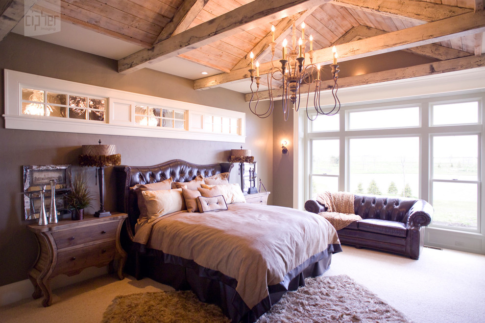 Foto de dormitorio principal tradicional renovado con paredes beige y moqueta