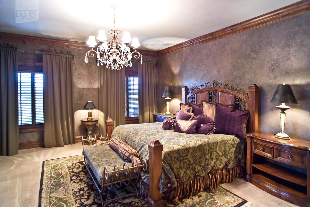 На фото: гостевая спальня (комната для гостей) в стиле неоклассика (современная классика) с разноцветными стенами и ковровым покрытием с