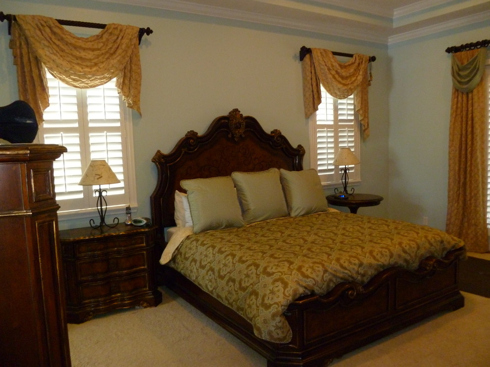 Modelo de dormitorio principal tradicional de tamaño medio sin chimenea con paredes verdes y moqueta