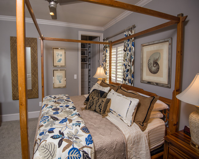 Diseño de dormitorio principal marinero grande con paredes grises y moqueta
