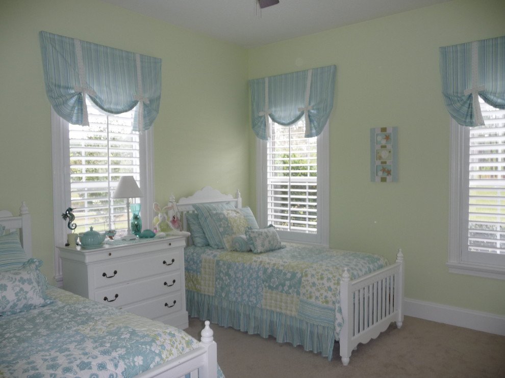 На фото: гостевая спальня среднего размера, (комната для гостей) в стиле шебби-шик с зелеными стенами и ковровым покрытием без камина