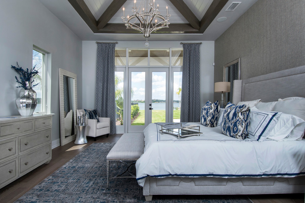Klassisches Schlafzimmer mit grauer Wandfarbe, braunem Holzboden und braunem Boden in Tampa