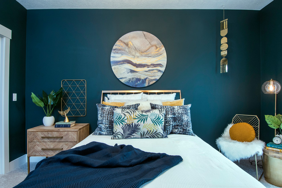 Idée de décoration pour une chambre avec moquette marine avec un mur vert et un sol blanc.