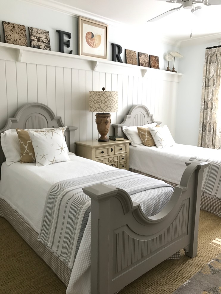 アトランタにあるビーチスタイルのおしゃれな寝室 (白い壁、カーペット敷き) のレイアウト