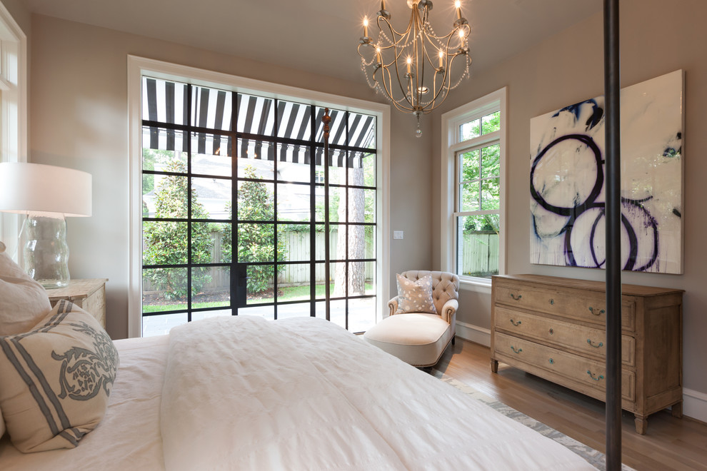 Kleines Klassisches Hauptschlafzimmer ohne Kamin mit beiger Wandfarbe und hellem Holzboden in Houston