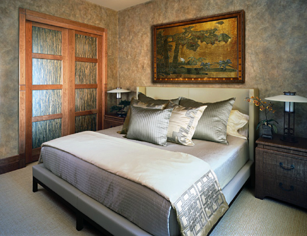 На фото: хозяйская спальня среднего размера в восточном стиле с серыми стенами, ковровым покрытием и бежевым полом