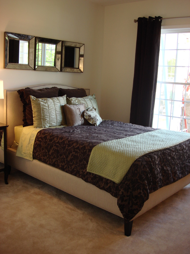 Ejemplo de habitación de invitados clásica de tamaño medio sin chimenea con paredes beige, moqueta y suelo beige