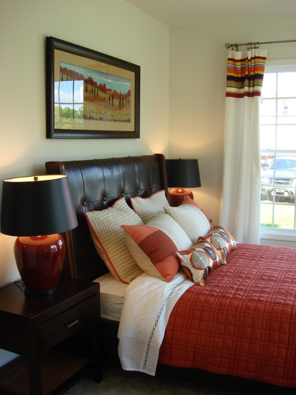Immagine di una piccola camera degli ospiti tradizionale con pareti gialle, moquette e pavimento marrone