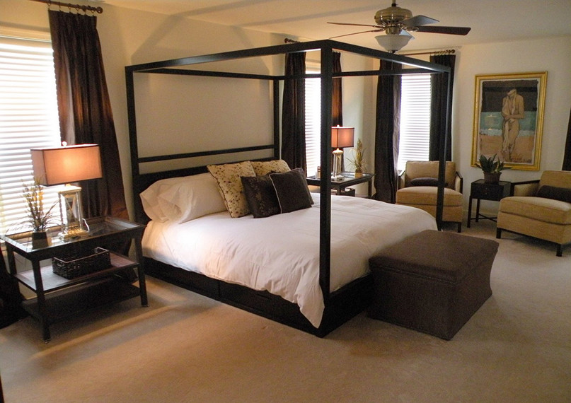 Foto de dormitorio principal clásico renovado grande sin chimenea con paredes blancas, moqueta y suelo beige