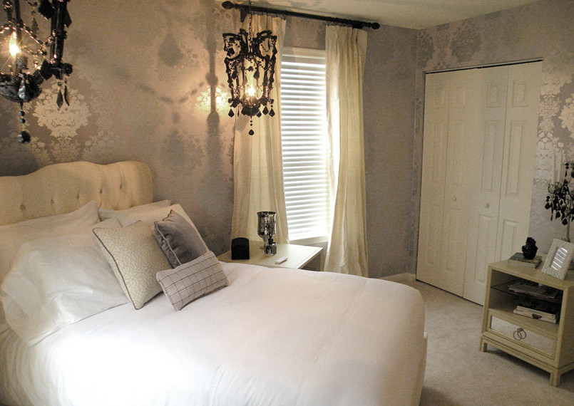 Modelo de habitación de invitados clásica de tamaño medio sin chimenea con paredes multicolor, moqueta y suelo blanco