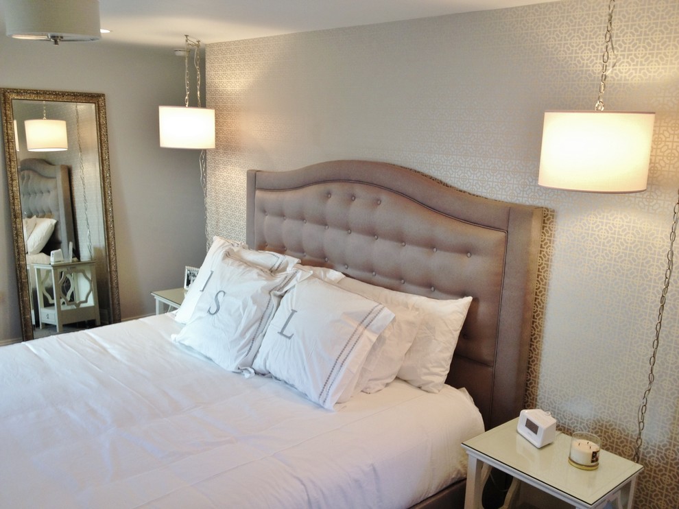 Modelo de dormitorio principal clásico renovado de tamaño medio sin chimenea con paredes grises