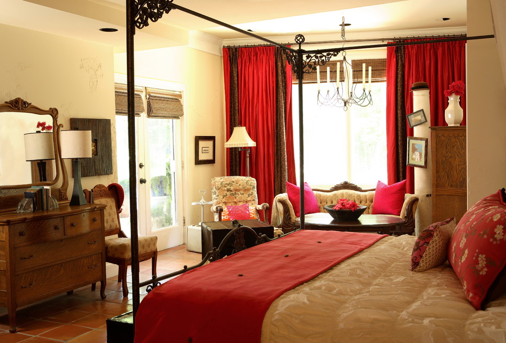 アトランタにある広いエクレクティックスタイルのおしゃれな主寝室 (白い壁、テラコッタタイルの床、赤いカーテン)