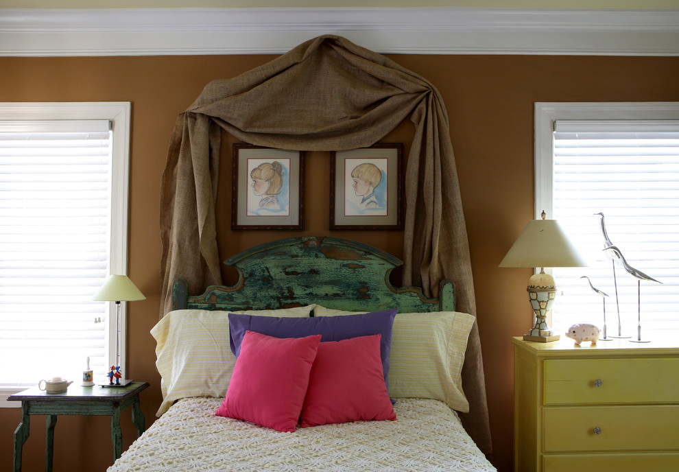 На фото: гостевая спальня среднего размера, (комната для гостей) в стиле фьюжн с коричневыми стенами и паркетным полом среднего тона без камина